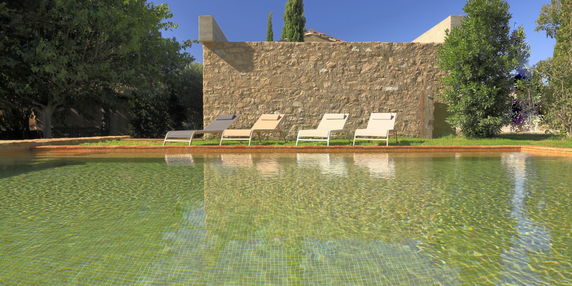 Salzwasserpool der Villa Mühle Pou de Glac - green luxury Siurana d'Empordà, Spanien